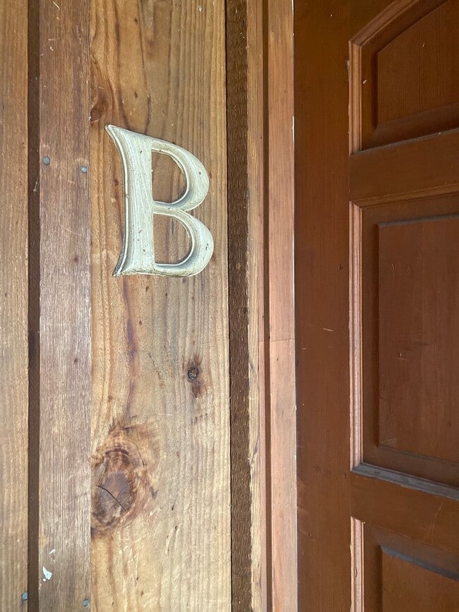 Building Photo - 2048 Swazey St