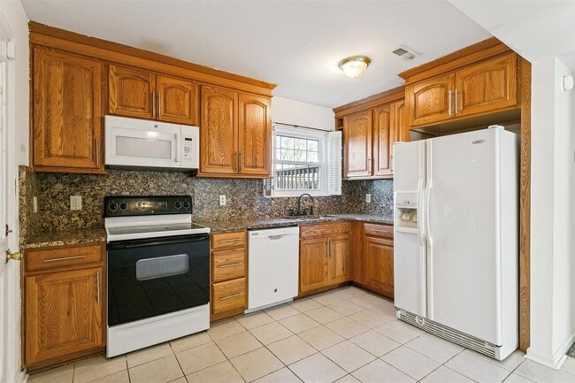 Building Photo - Comfortable Living with Private Yard, Deck & Easy Access to Ft. Eustis