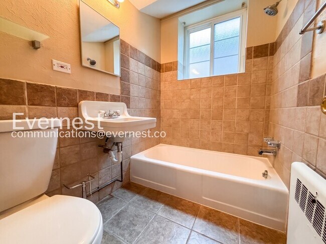 Building Photo - 1 Bed, 1 Bath Condo with Modern Amenities / Available Soon!