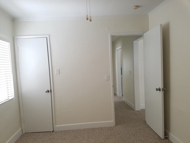 Building Photo - 412