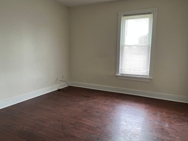 Building Photo - 1601 NW Bell- AVAILABLE NOW!