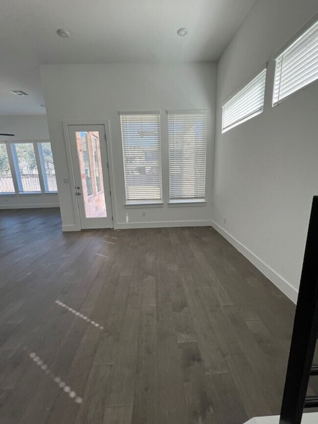 Building Photo - 3 Bdrm, 2 1/2 bath in Parmer Ranch Neighborhood