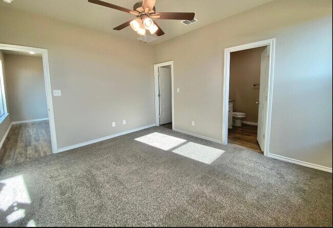 Building Photo - Upscale Flair Located in Burgamy Park!