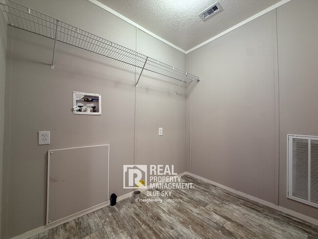 Building Photo - SPACIOUS 4 BEDROOM HOME WITH MODERN FEATUR...