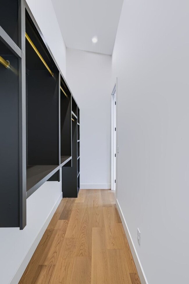 Building Photo - Modern Living & Downtown Skyline Views!