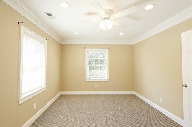 Building Photo - Charming Move-in Ready Downtown Home With Updates