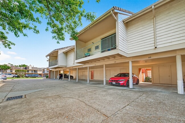 Building Photo - 2211 S Kirkwood Rd