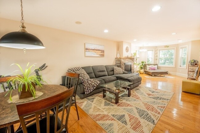 Building Photo - 15 Downer Ct