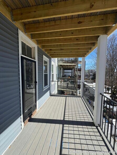 Building Photo - 883 E 4th St