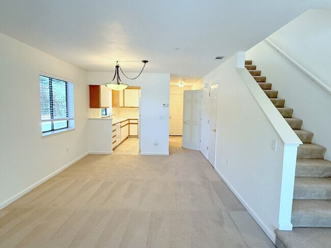 Building Photo - Fabulous Townhouse at Ashford Court - Close to BART, Downtown & Trails !