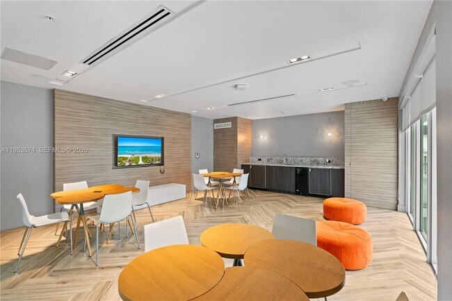 Building Photo - 1600 SW 1st Ave