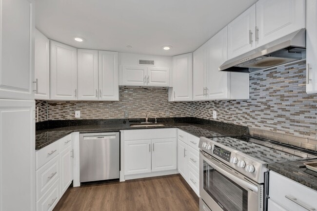 Building Photo - 6666 Brookmont Terrace