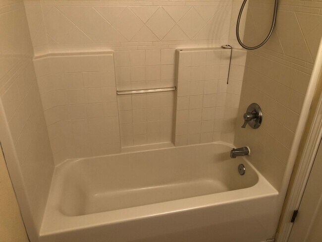 Building Photo - Beautiful 3 bedroom 2 bathroom house in a ...