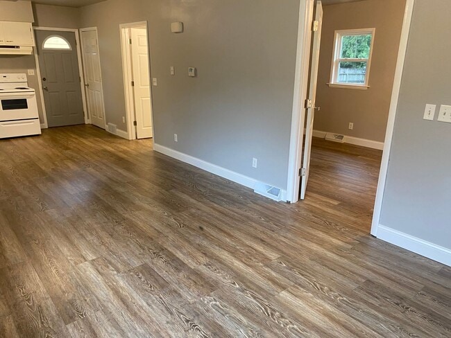 Building Photo - Updated 1-Bedroom House With Large Backyard