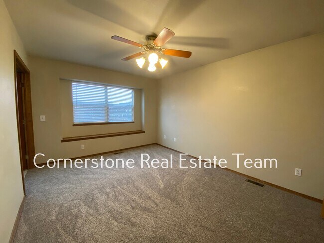 Building Photo - 1345 Coolcrest Dr