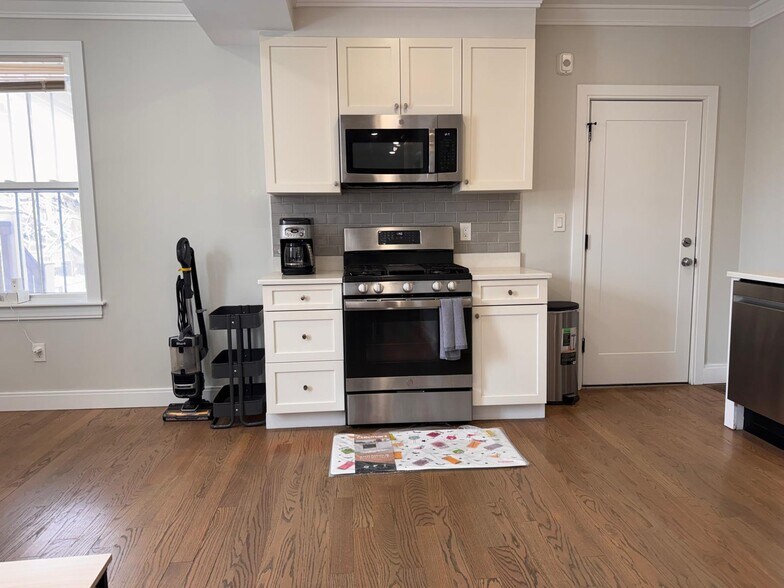 Building Photo - 93 George St