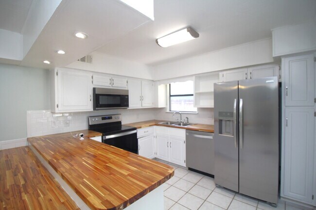 Building Photo - Waterfront Living Nearby – 2/2 Townhouse w...
