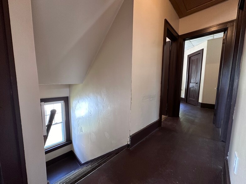 Building Photo - 611 Raymond St