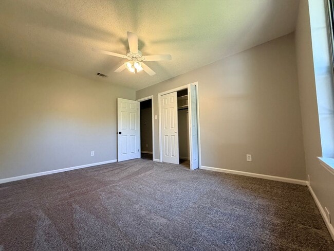 Building Photo - Buy or Lease!