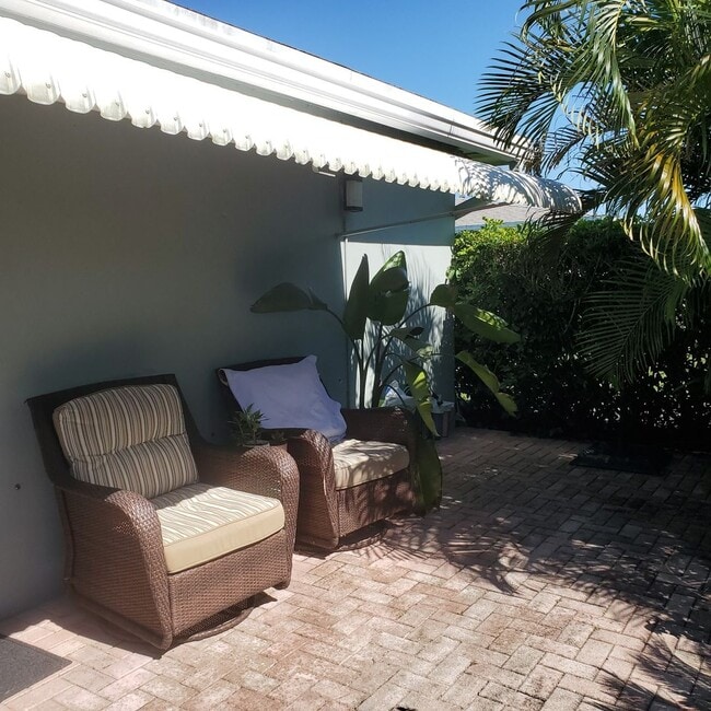 Building Photo - 202 W High Point Terrace