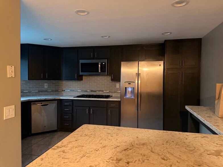 Building Photo - 15550 La Entrada Dr