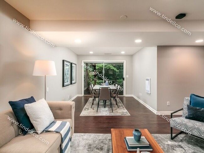 Building Photo - Spacious Mid-Century Modern Home in Counci...