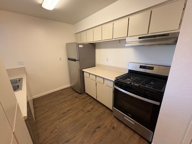 Building Photo - Upstairs Apartment Rent Ready!