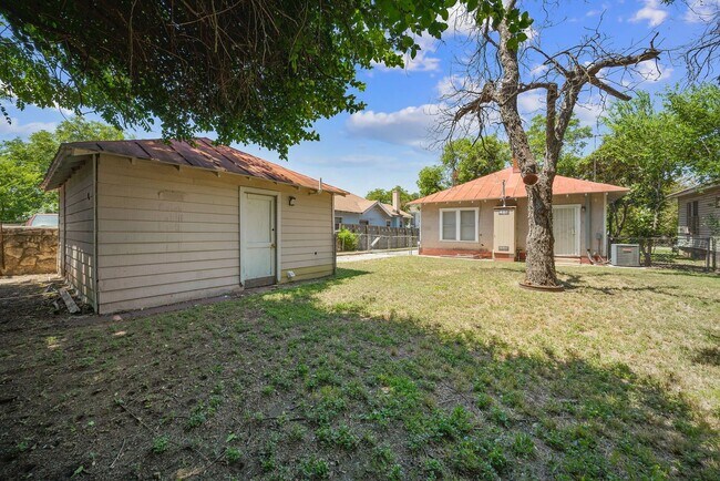 Building Photo - 2 Bedrooms and 1 Bathroom located in Denver Heights Subdivision