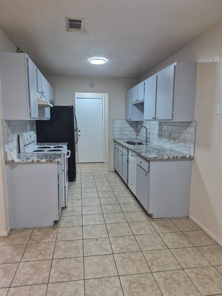 Building Photo - 3712 Hulen Park Cir