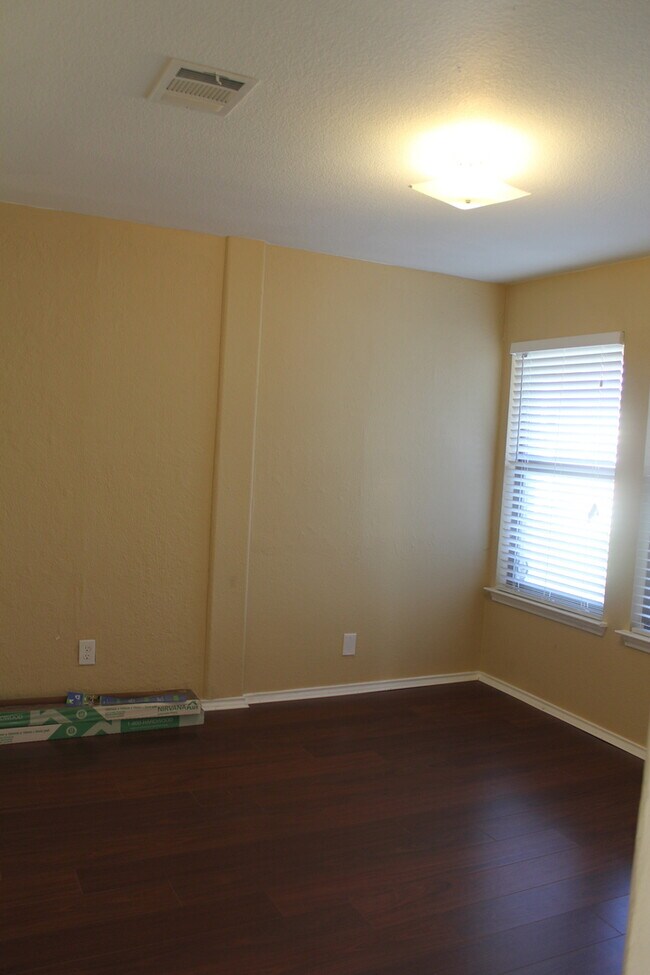 Building Photo - Kyle Home in Waterleaf  Great schools and neighborhood with pool