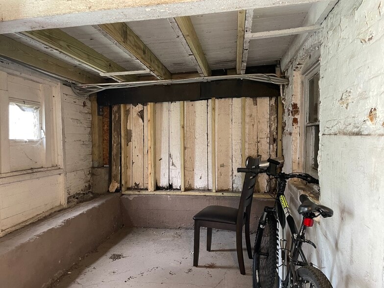 basement bikeroom - 2877 S Throop St