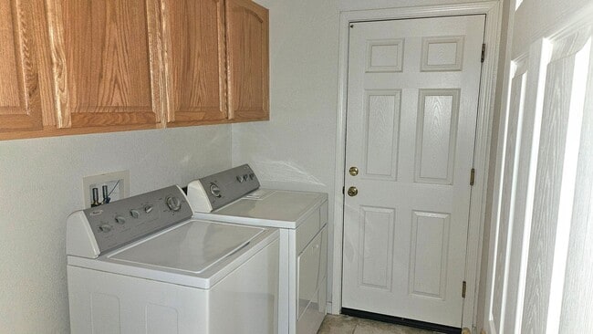 Building Photo - Parkway Village Beauty - 3 Bed + 3 Bth!