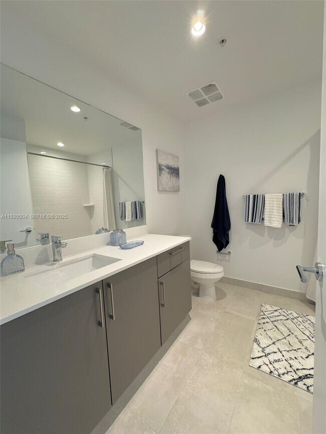 Building Photo - 1642 NE 1st Ave