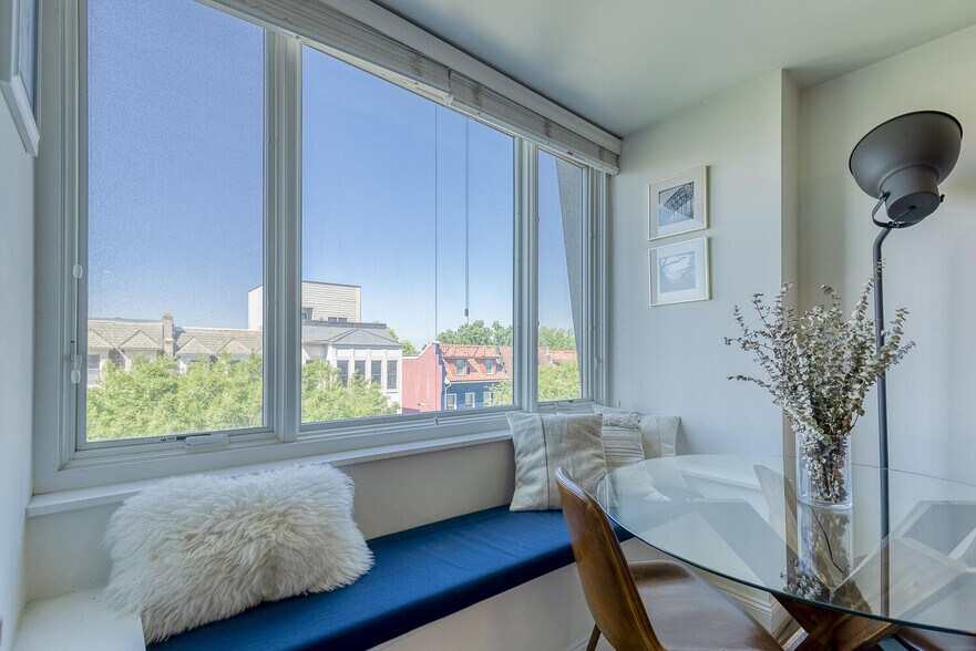 Building Photo - 2713 Ontario Rd NW