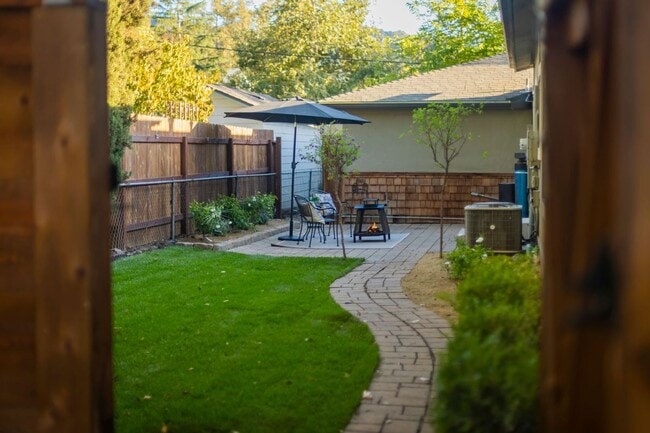 Building Photo - Downtown Craftsman