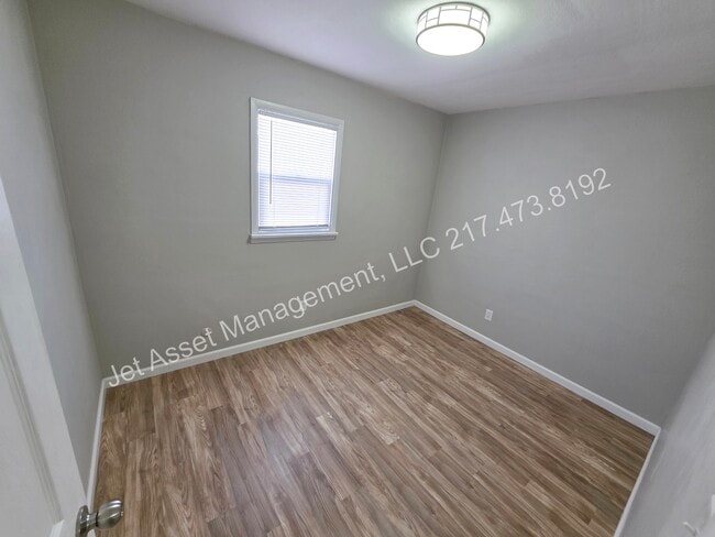 Building Photo - 3 bed, 1.5 baths, 2 car garage, fenced yard!