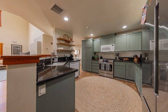 Building Photo - Private Creek Rd Paradise