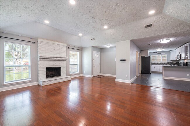 Building Photo - 407 Juniper Ct