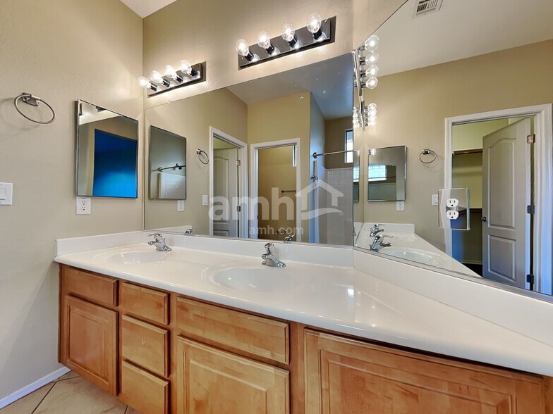 Building Photo - 3716 E Waite Ln