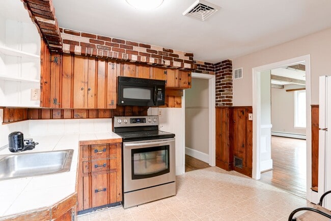 Building Photo - 3 Bed 1.5 bath in Camp Hill