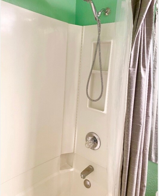 Shower and tub - 372 Chaucer Dr