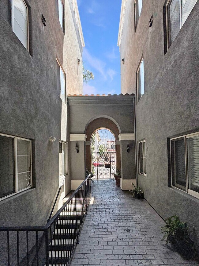 Building Photo - Updated 2B/2BA Condo in Hillcrest W/ Parki...