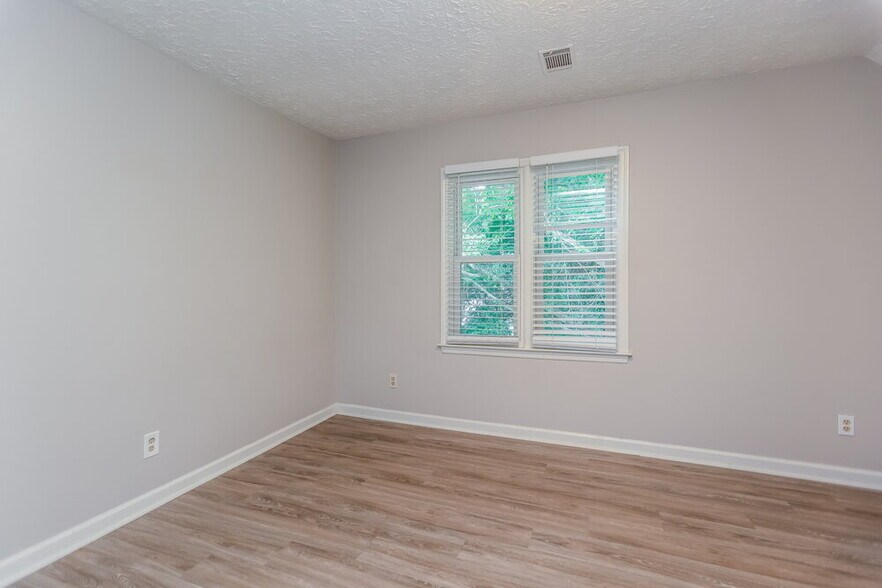 Building Photo - 4805 Shallow Farm Dr NE