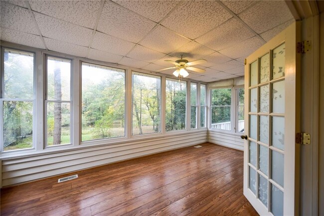 Building Photo - 1812 Lake Lucerne Dr SW