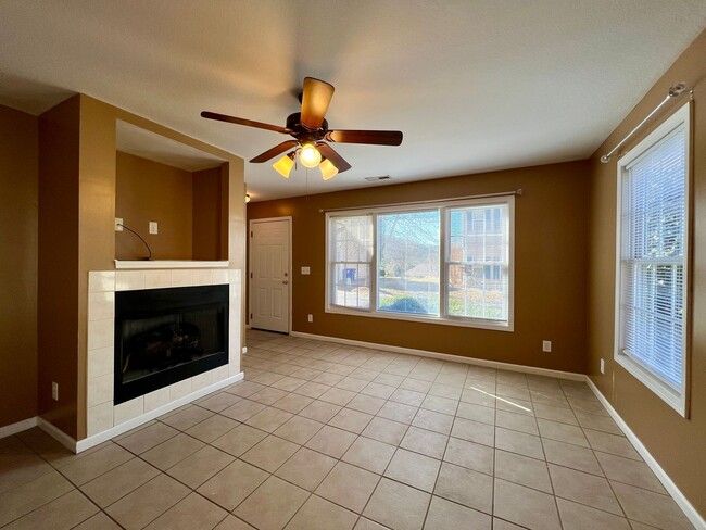 Building Photo - 3-Bed, 3-Full Bath, End Unit, 1-Car Garage!