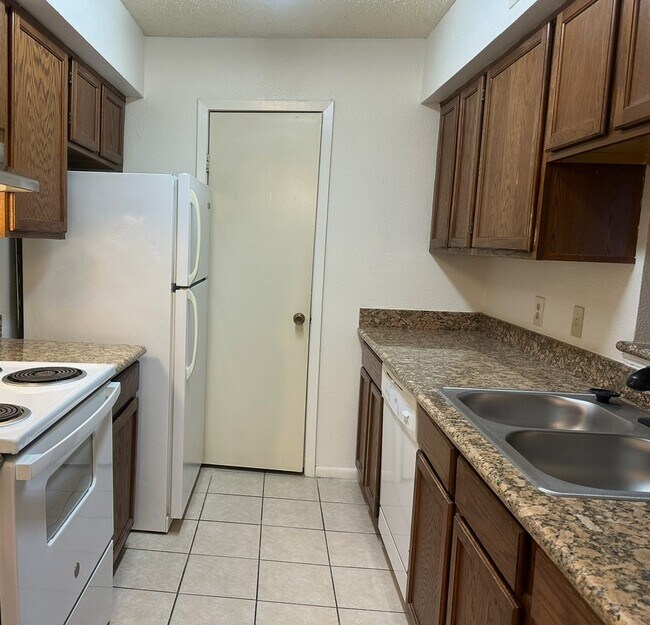 Building Photo - 17401 Red Oak Dr