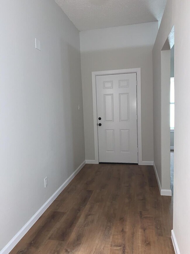 Building Photo - 120 Plumthicket Way