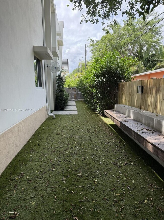 Building Photo - 540 SW 6th Ave