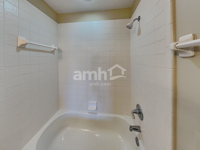 Building Photo - 1725 Dartmoor Ln