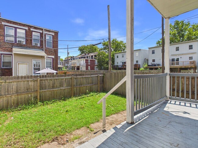 Building Photo - Large 3 Bedroom on 2nd St